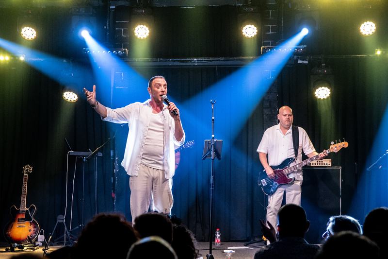 הטברנס בהופעה – תמונה 1